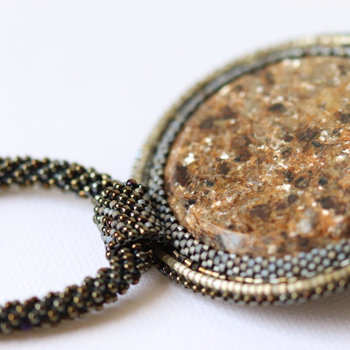 Bestickte Halskette mit Mikaschist (Glimmer und Granat)