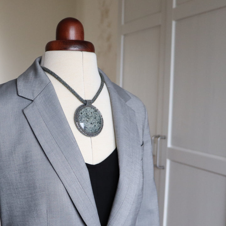 Collier avec listwaenite