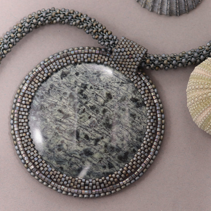 Collier avec listwaenite