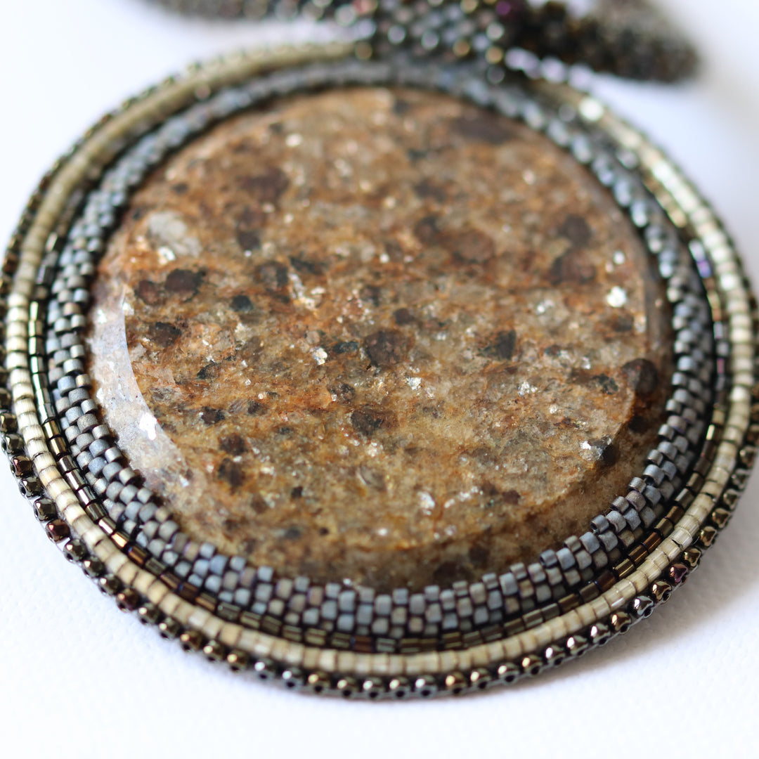 Bestickte Halskette mit Mikaschist (Glimmer und Granat)