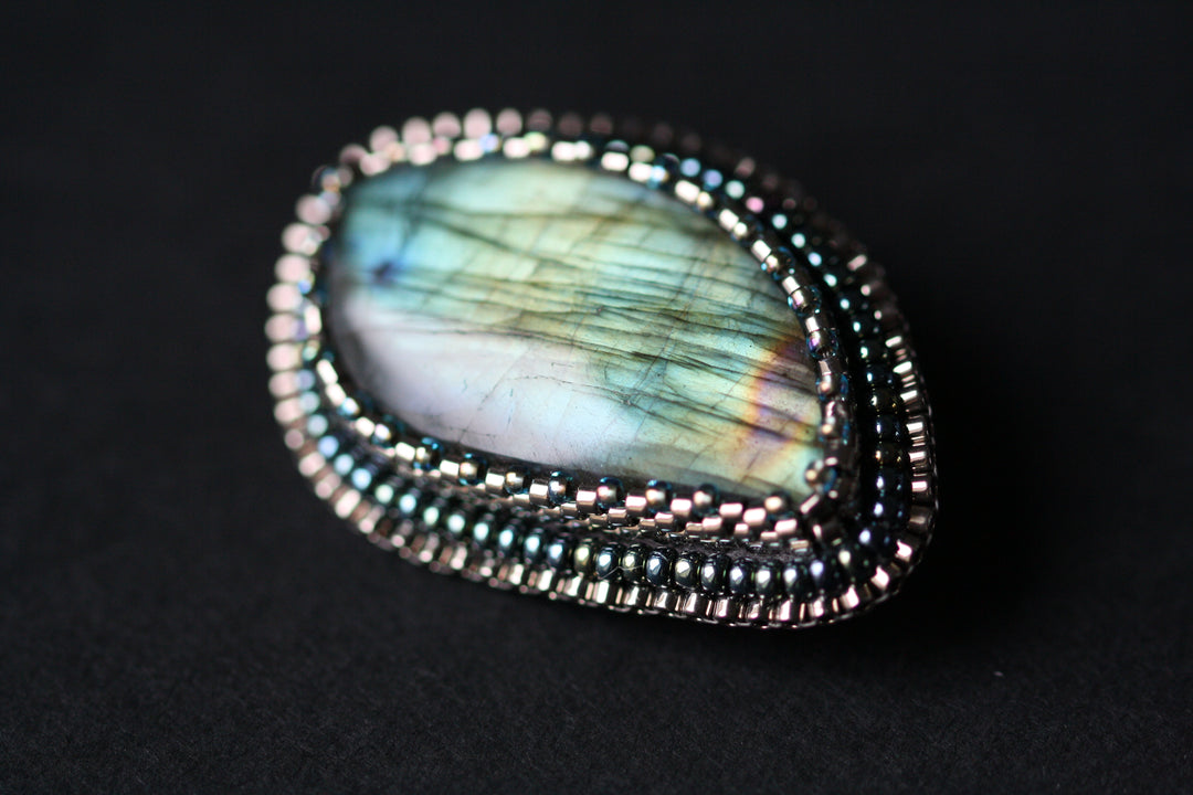 刺绣主轴,拉布拉德石