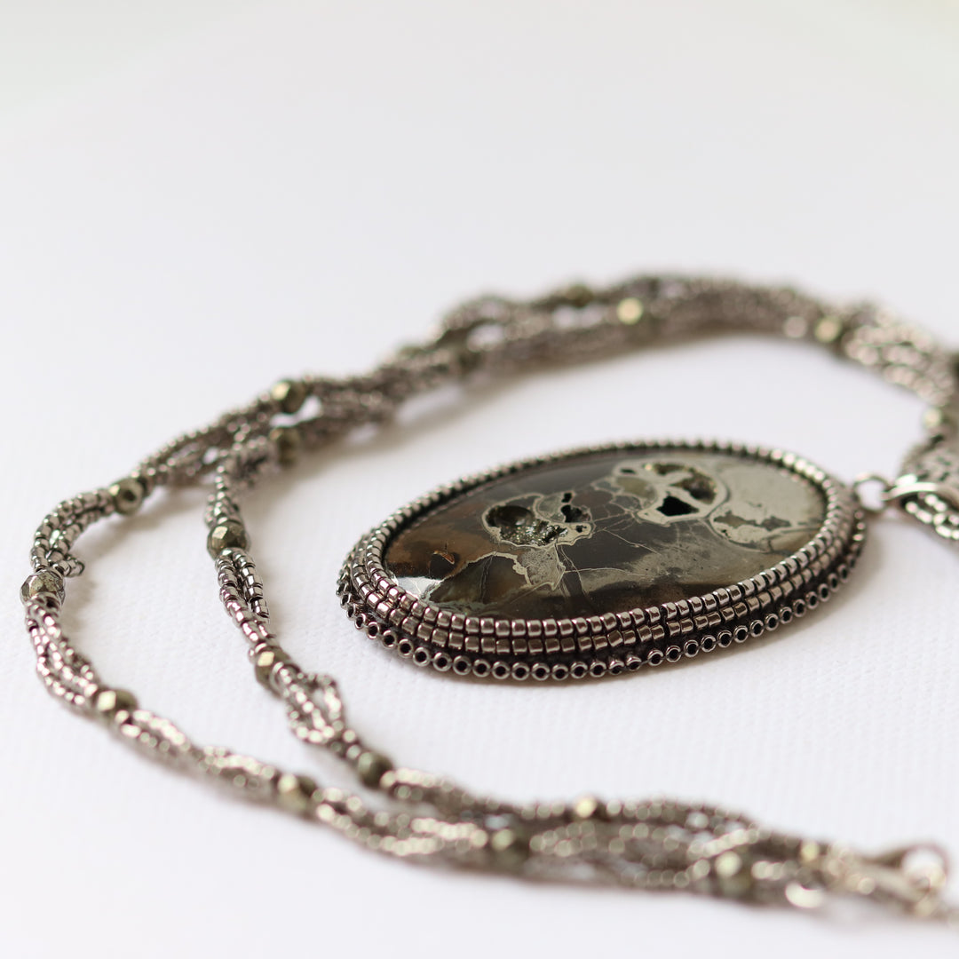 Collier avec ammonite pyritisée et calcite jaune