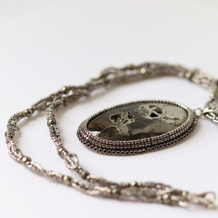Collier avec ammonite pyritisée et calcite jaune