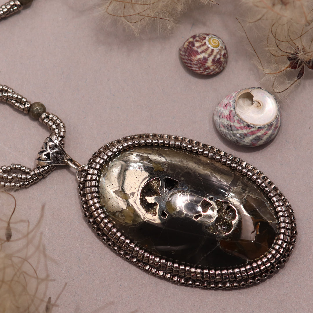 Collier avec ammonite pyritisée et calcite jaune