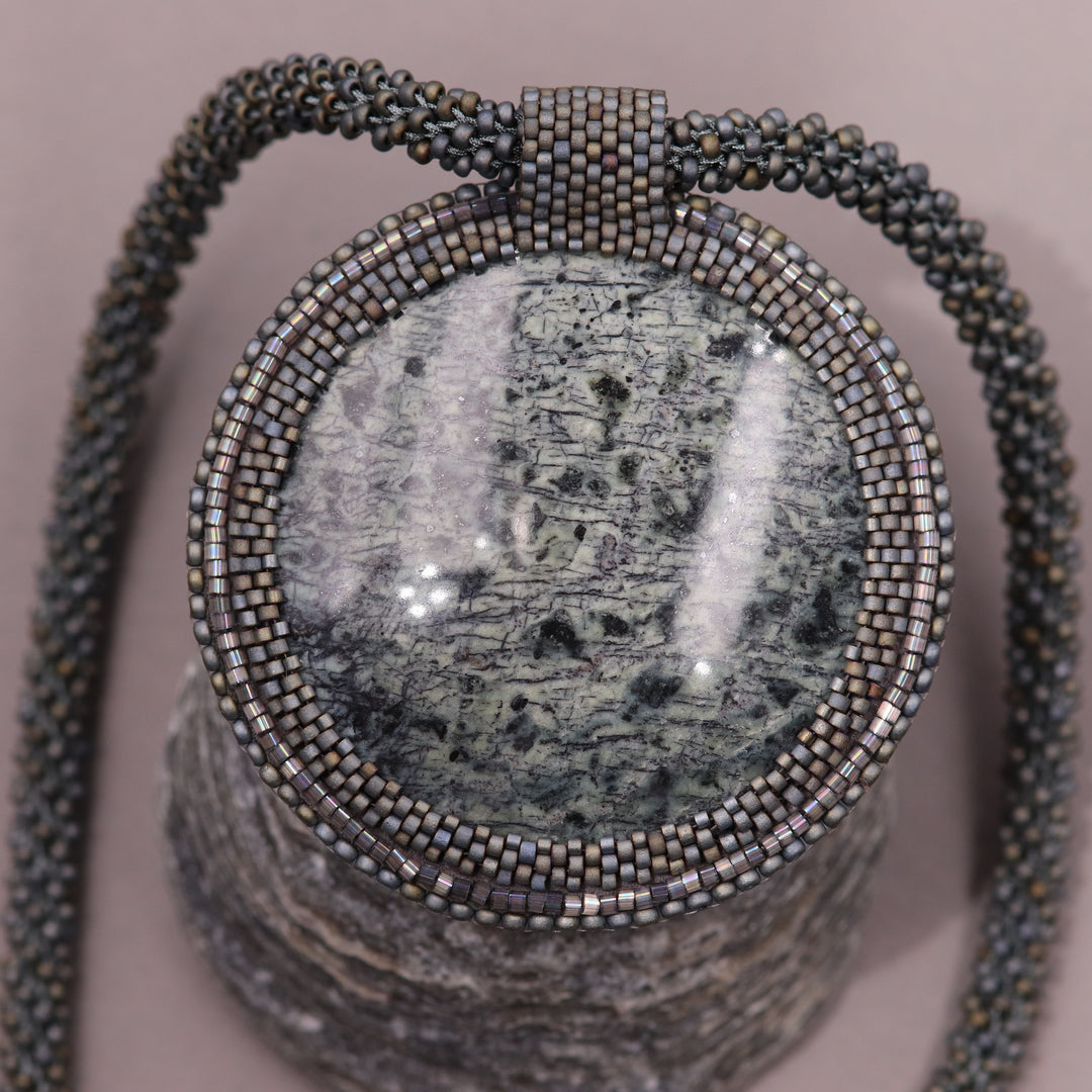 Collier avec listwaenite