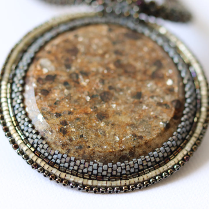 Bestickte Halskette mit Mikaschist (Glimmer und Granat)
