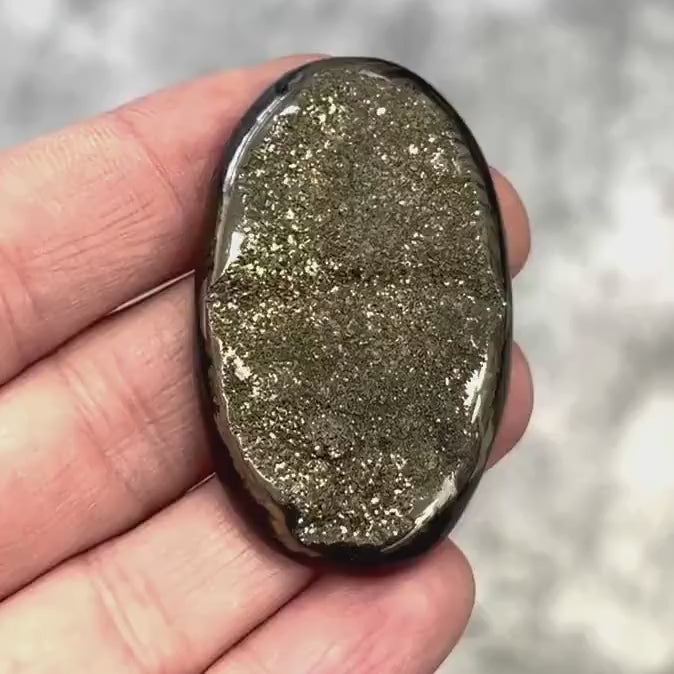 Ammonite pyritisée, AM_P074, taille cabochon, 46x28x8 mm; 18g;