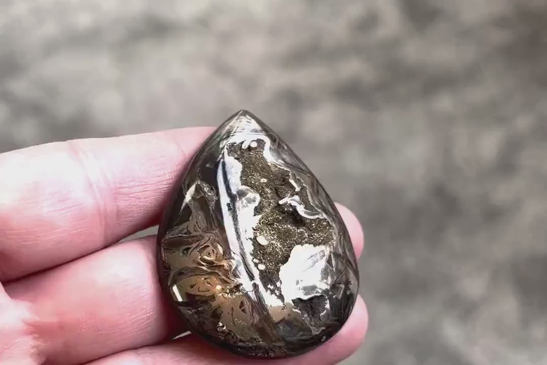 Ammonite pyritisée, AM_P081, taille cabochon, 48x38x7 mm; 21g;