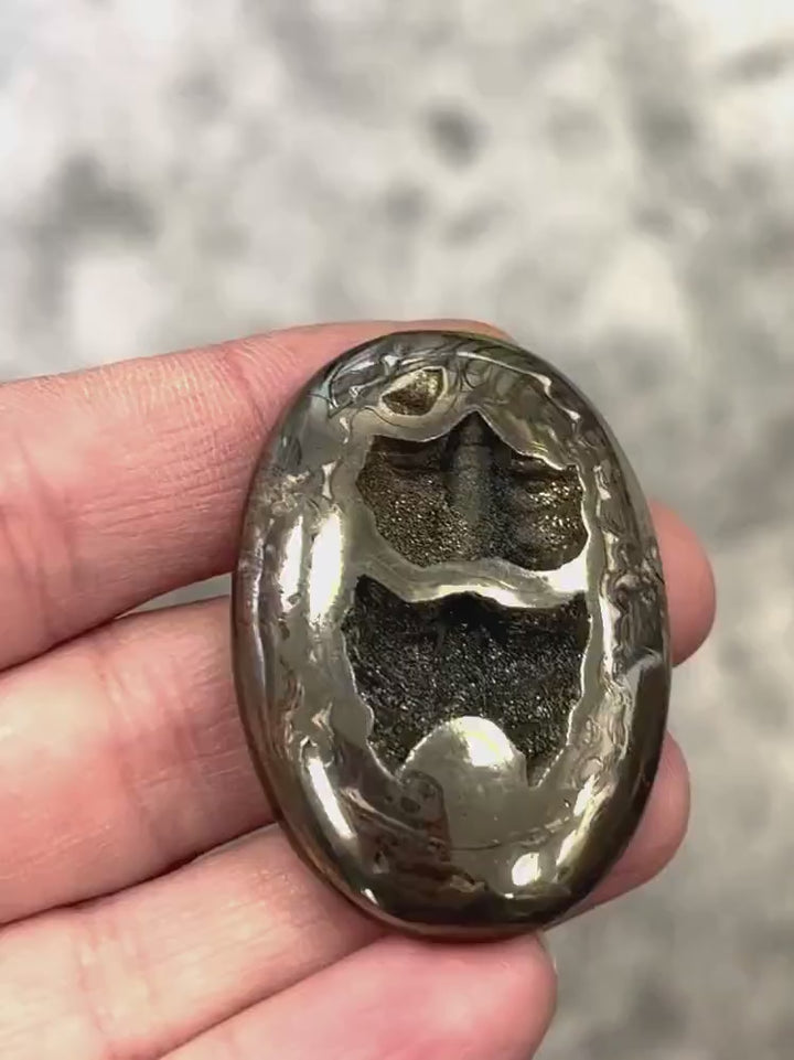 Ammonite pyritisée, AM_P073, taille cabochon, 45x32x7 mm; 20.3g;