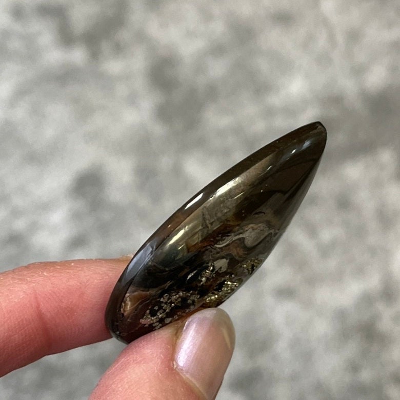 Ammonite pyritisée, AM_P078, taille cabochon, 48x34x8 mm; 18.8g;