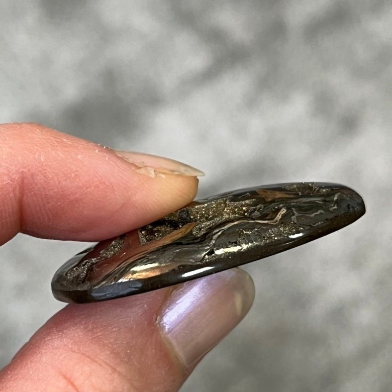 Ammonite pyritisée, AM_P077, taille cabochon, 43x30x7 mm; 14.8g;
