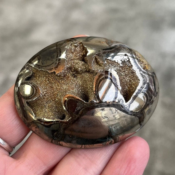 Ammonite pyritisée, AM_P055, taille cabochon, 62x48x13 mm; 59g;