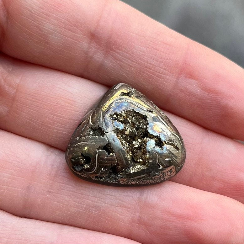Ammonite pyritisée, AM_P112, taille cabochon, 24x21x6 mm; 5.6g