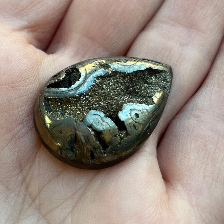 Ammonite pyritisée, AM_P105, taille cabochon, 29x21x6 mm; 5.7g