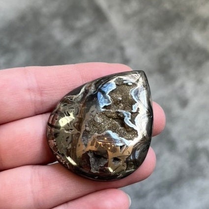 Ammonite pyritisée, AM_P081, taille cabochon, 48x38x7 mm; 21g;