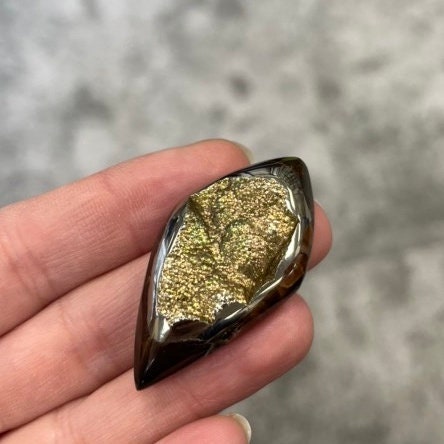 Ammonite pyritisée, tAM_P072, aille cabochon, 45x24x9 mm; 15.8g;