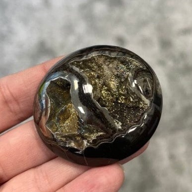 Ammonite pyritisée, AM_P057, taille cabochon, 48x45x15 mm; 40.4g;