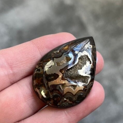 Ammonite pyritisée, AM_P030, taille cabochon, 42x29x7 mm; 12.3g;