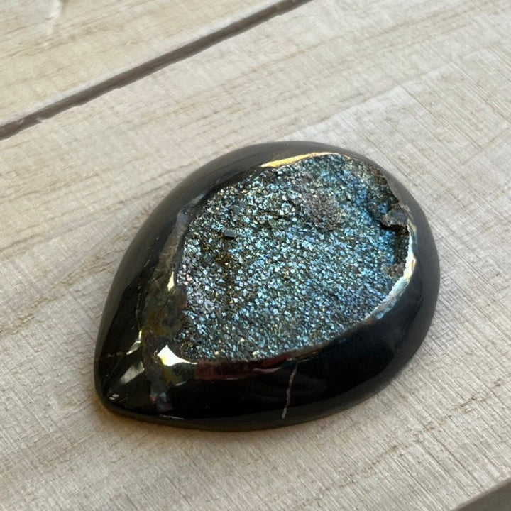 Ammonite pyritisée, AM_P108, taille cabochon, 31x25x7 mm; 8.8g;
