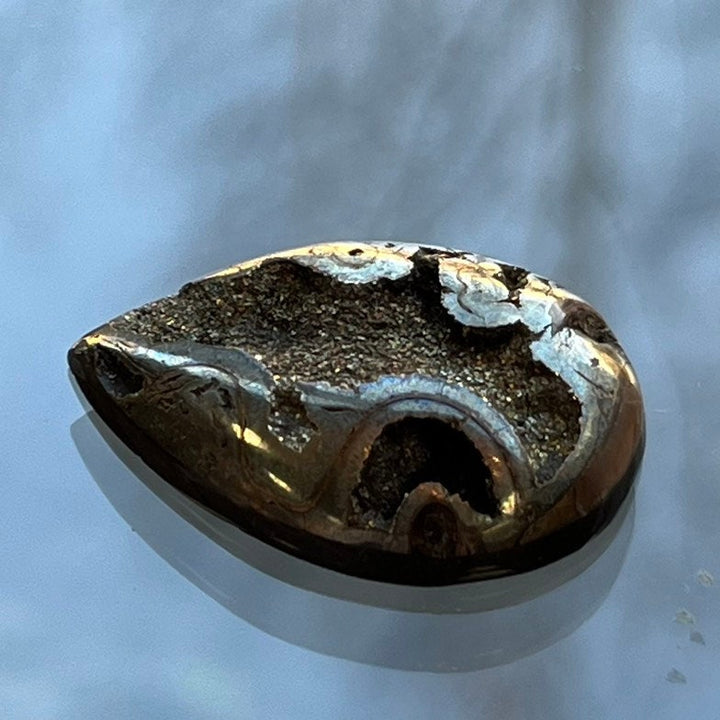 Ammonite pyritisée, AM_P105, taille cabochon, 29x21x6 mm; 5.7g
