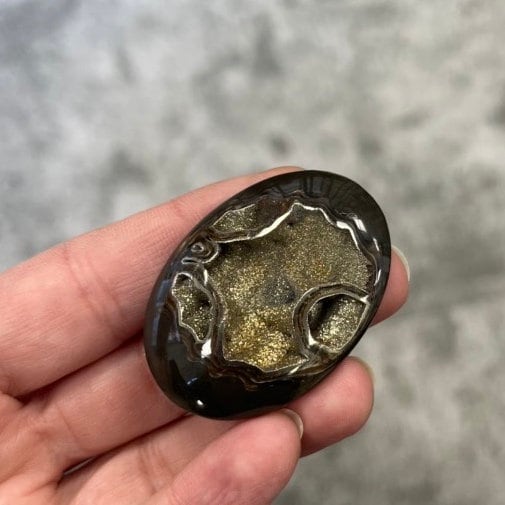 Ammonite pyritisée, AM_P039, taille cabochon, 45x32x9  mm; 16g;