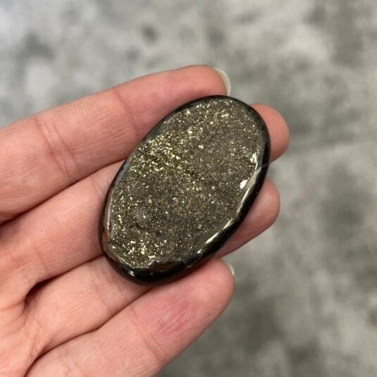 Ammonite pyritisée, AM_P074, taille cabochon, 46x28x8 mm; 18g;