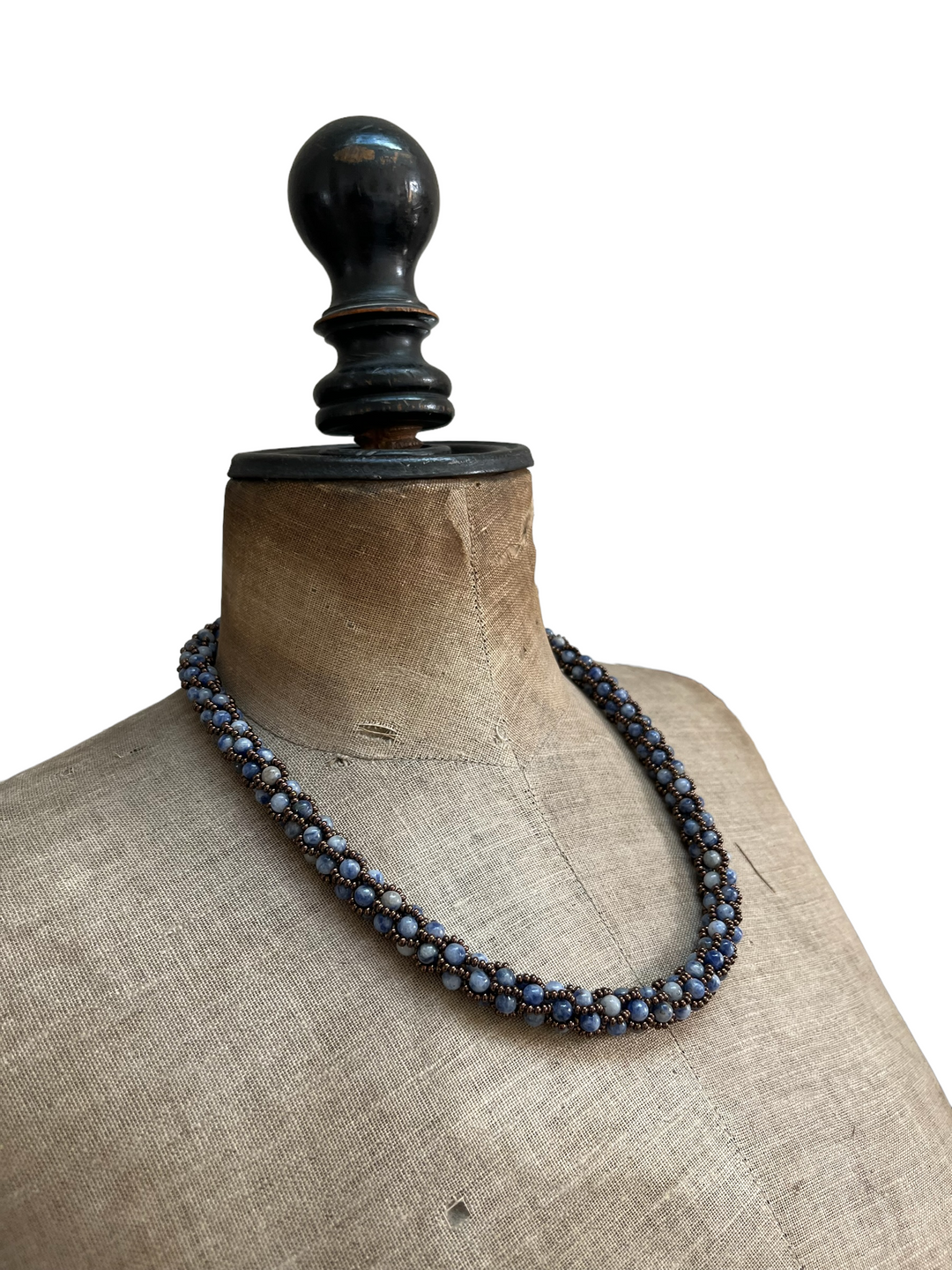 Колье крючком из содалита и бисера Миюки, 50 см.