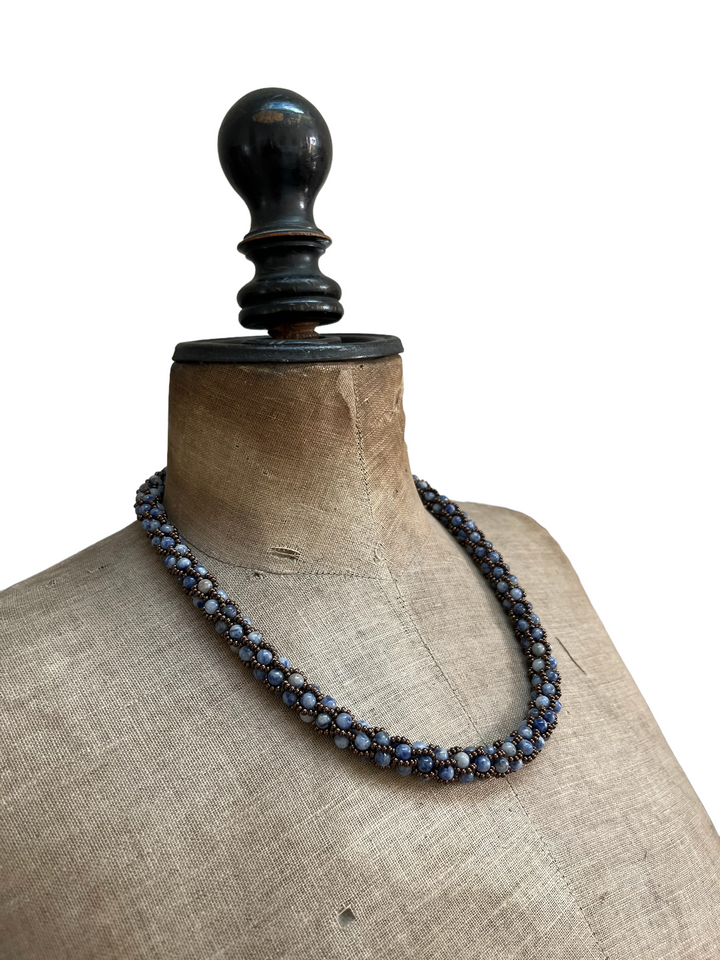 Колье крючком из содалита и бисера Миюки, 50 см.