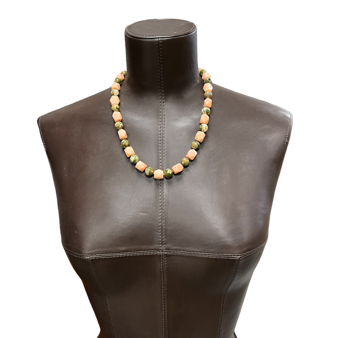 Collier à noeuds en pierres naturelles  (rhyolite, aventurine rose) 51 cm