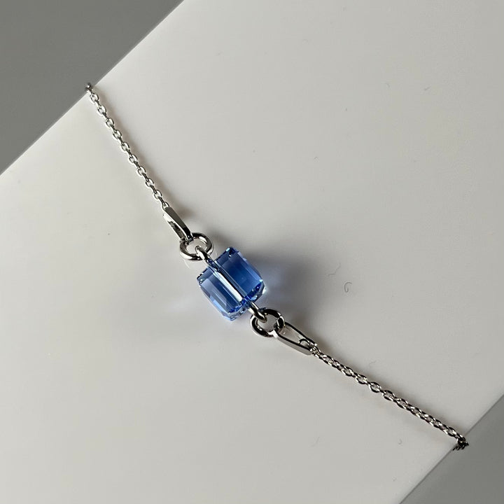 带有施华洛世奇晶体的手镯,浅蓝色,变形的银,十字路口