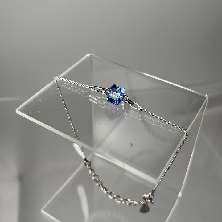 带有施华洛世奇晶体的手镯,浅蓝色,变形的银,十字路口