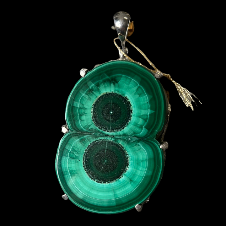 Pendentif en argent avec malachite, une magnifique tranche de stalactite