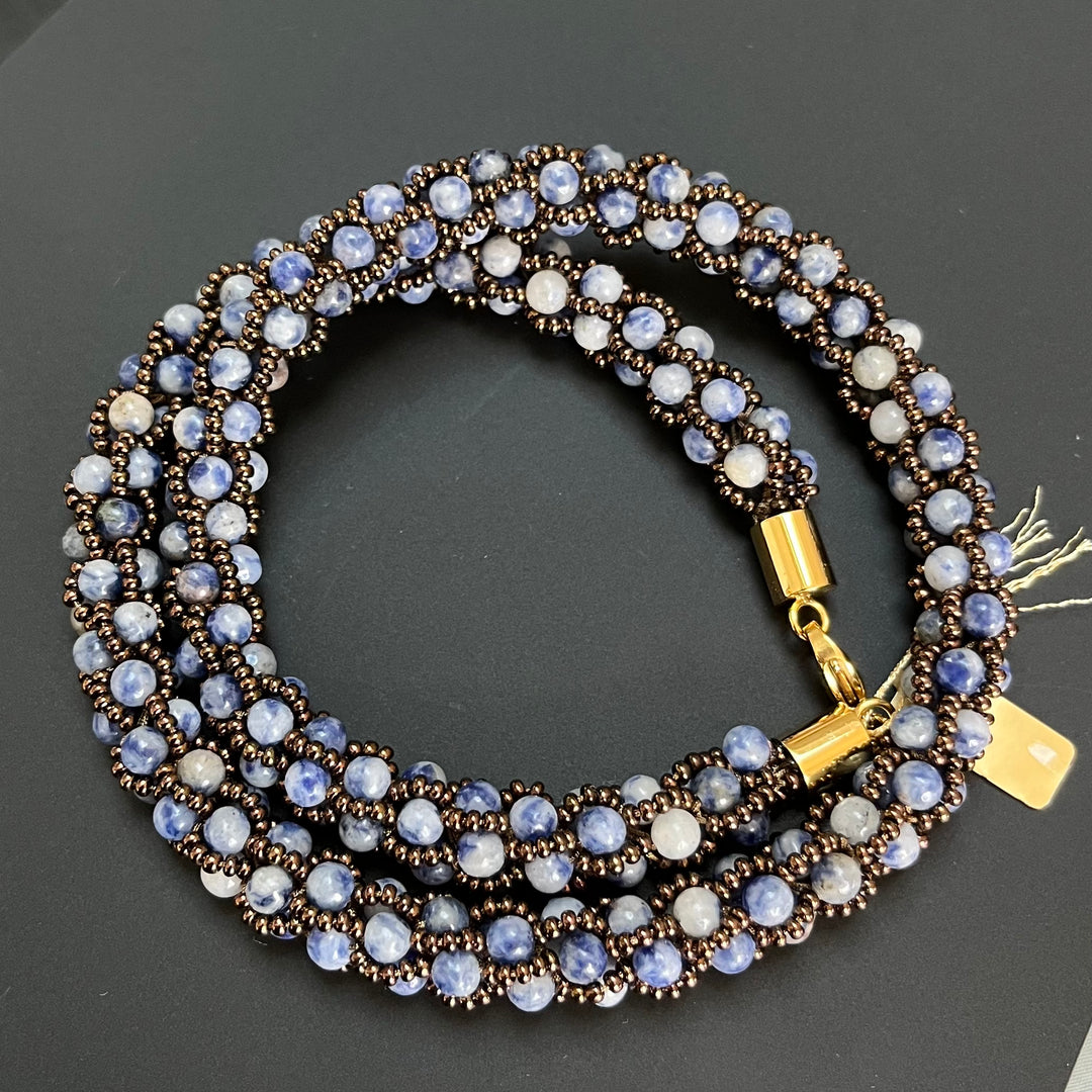 Колье крючком из содалита и бисера Миюки, 50 см.