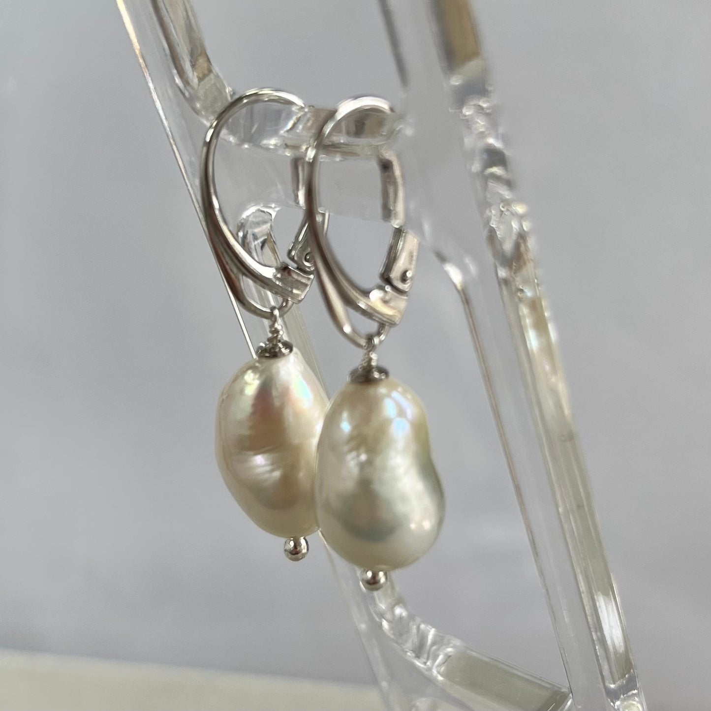 Boucles d'oreilles avec perles baroques blanches