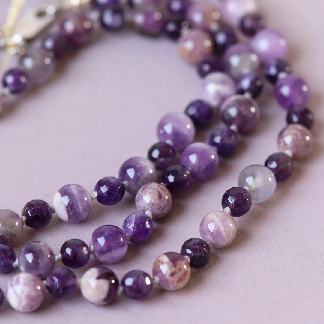 Nodium noded necklace in natural stone (quartz amethyst “chevron”, amethyst) 94 cm