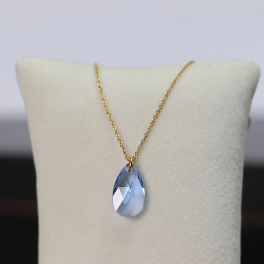 Pendentif (petite goutte) avec une chaine, cristaux Swarovski, argent doré, collection LARME, bleu clair