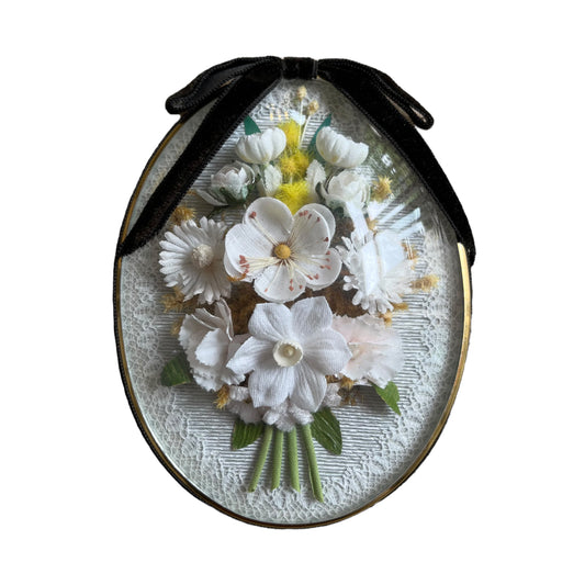 Tableau avec fleurs en tissu, ruban en velours, verre bombé, 1900 - début XX siècle