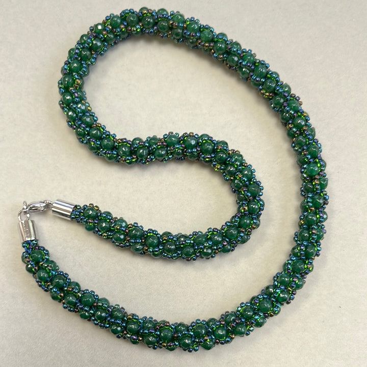 Collier spirale au crochet en jade vert, teinté, et perles Miyuki, 48 cm