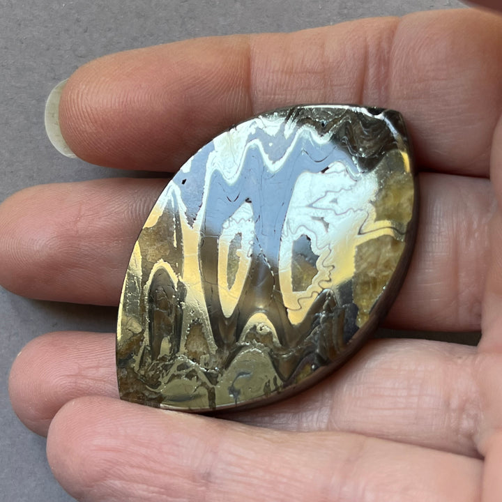 Ammonite pyritisée, AM_P043, taille cabochon, 48x32x5 mm