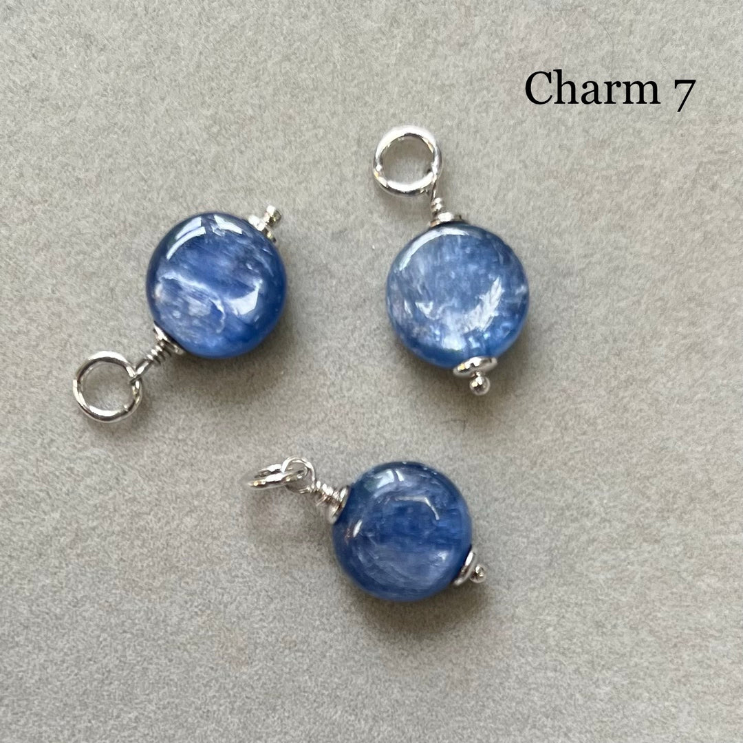 Charm (mini pendant) in rhodiated silver with natural stones - cyanite - 7