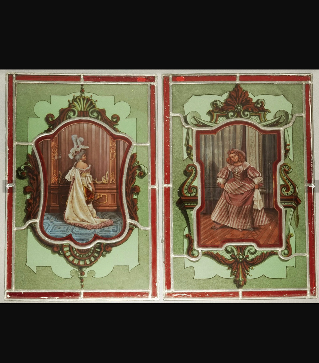 paire de vitraux élégantes par Echivard 1900