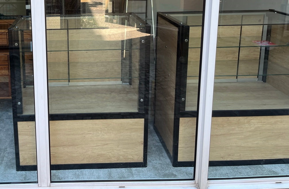 4 meubles présentoirs bijouterie et 2 caisses