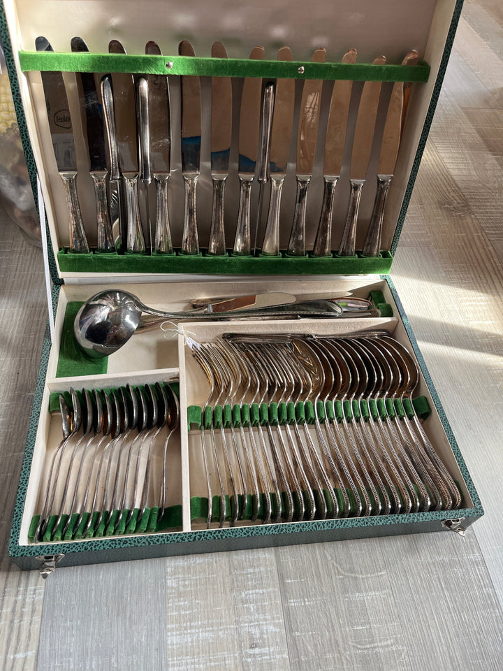 Ménagère 61 pieces métal argenté 90g modèle perle