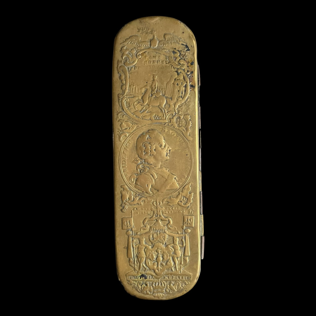 tabatière du XVIIle siècle en laiton et cuivre repoussé, attribuée à Johann Heinrich Giese a iserlohn - guerre des 7 ans