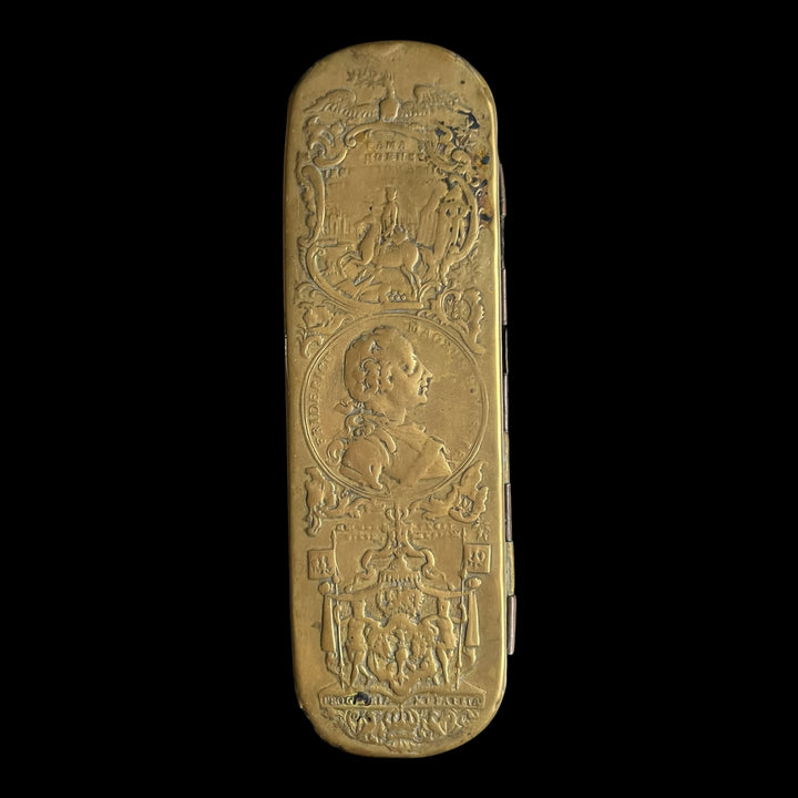 tabatière du XVIIle siècle en laiton et cuivre repoussé, attribuée à Johann Heinrich Giese a iserlohn - guerre des 7 ans