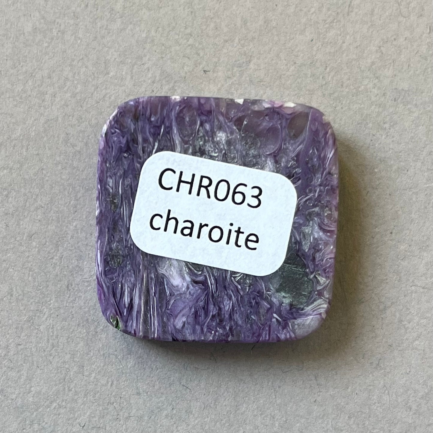 Charoite, CHR063, taille cabochon, 28x28x6 mm