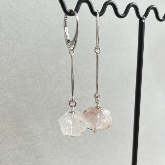 Earrings with quartz