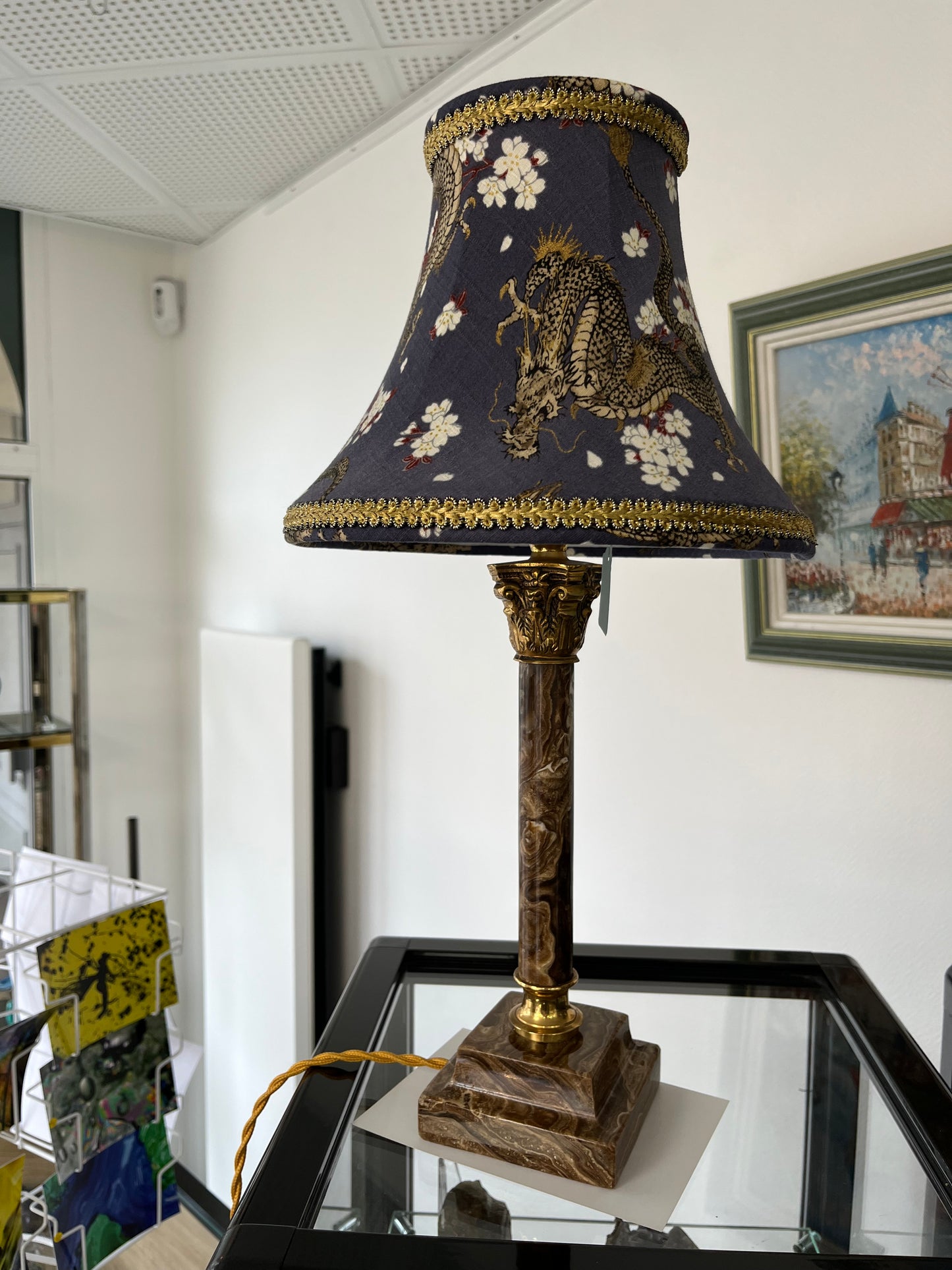 Lampe en onyx avec un abat-jour pagode en tissu japonais avec dragons, couleur bleu-marron