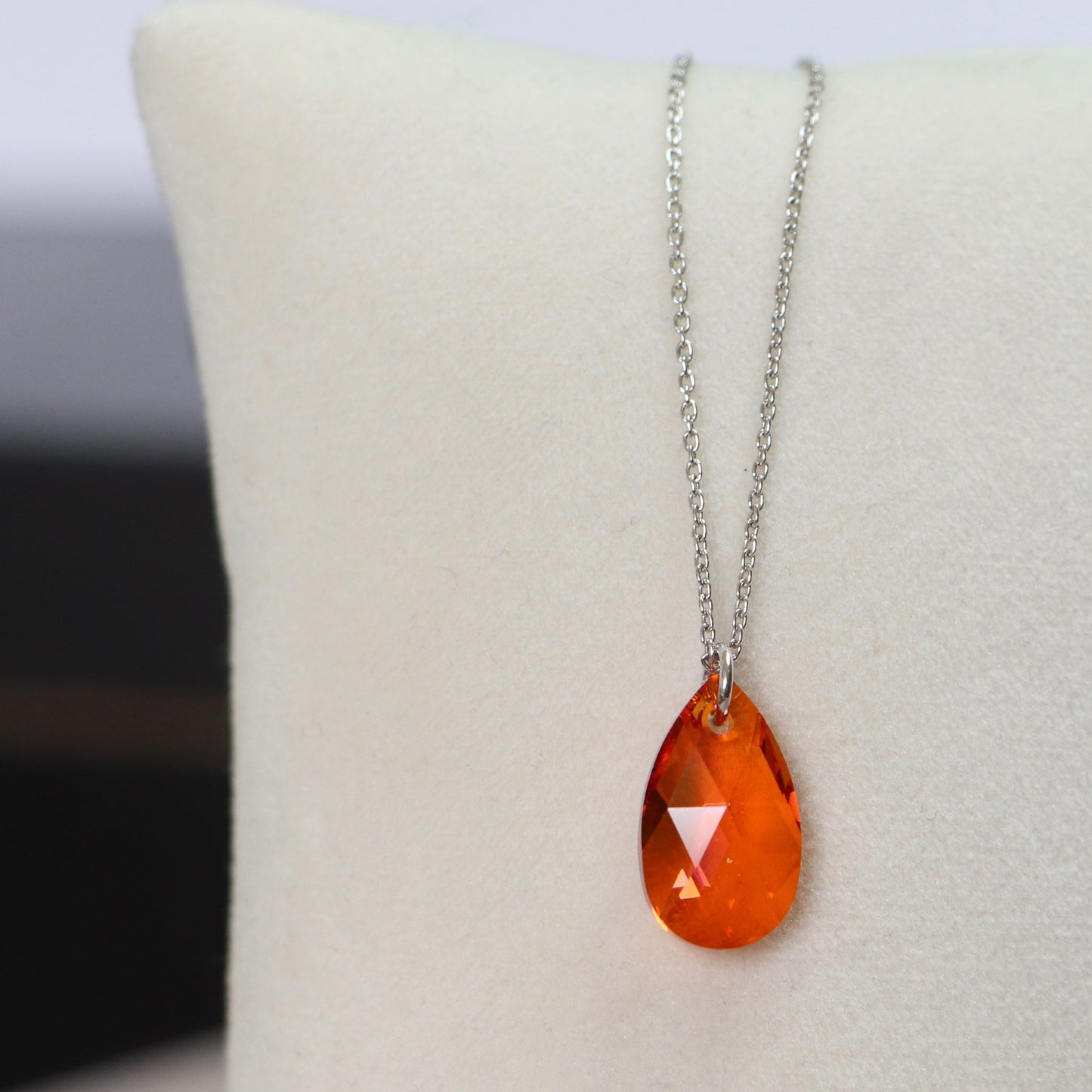 Pendentif (petite goutte) avec une chaine, cristaux Swarovski, argent doré, collection LARME, orange