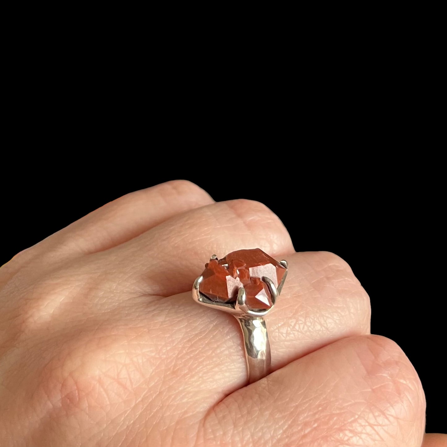 Bague en argent avec quartz rouge  BS005